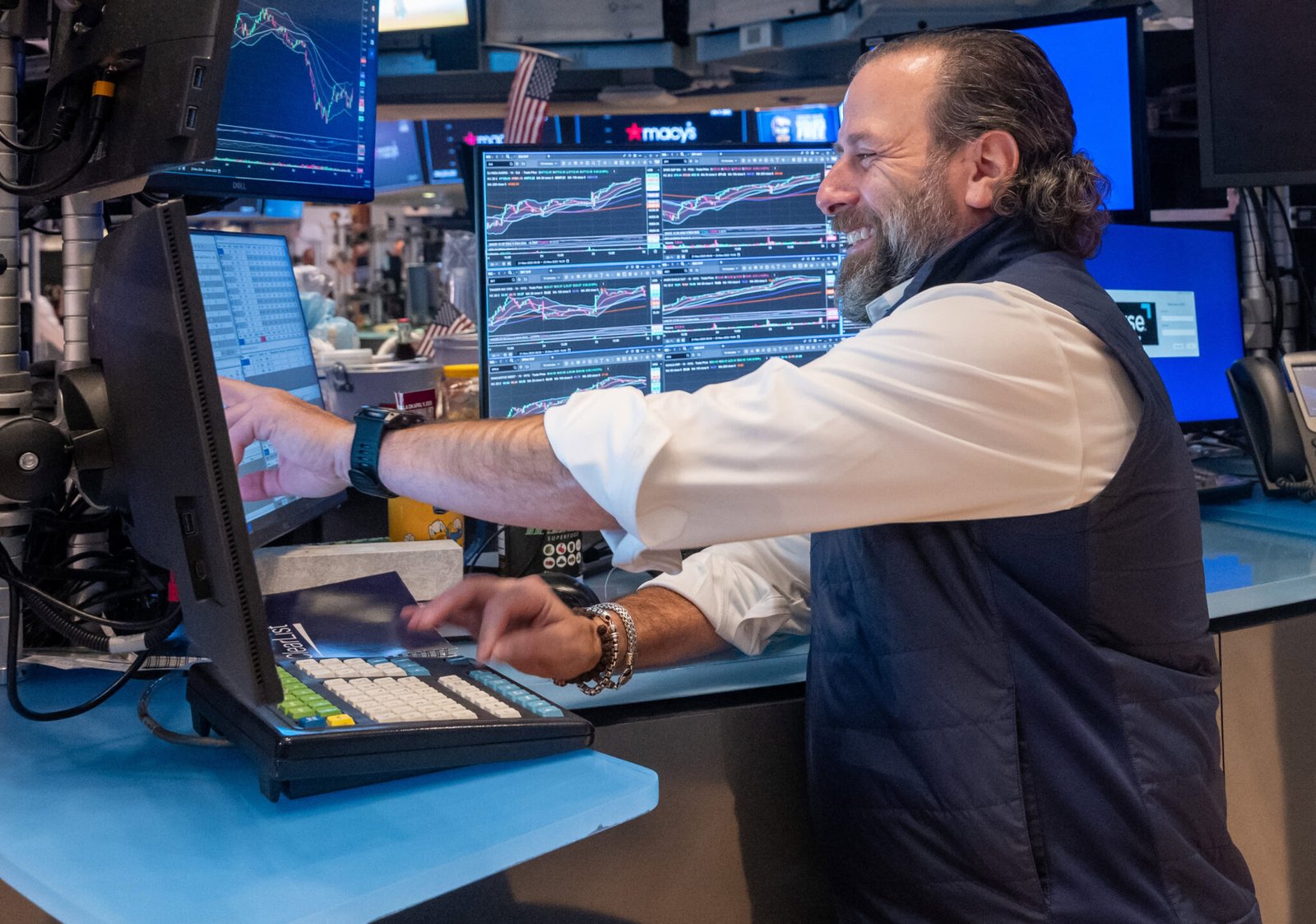 S&P 500 Reaches Record High as Wall Street Heads for Winning Week